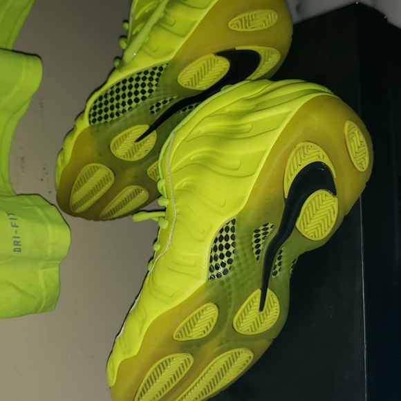 Men Volt Volt Black  Foam Posites & Matching Nike Shirt Set - Picture 8 of 11